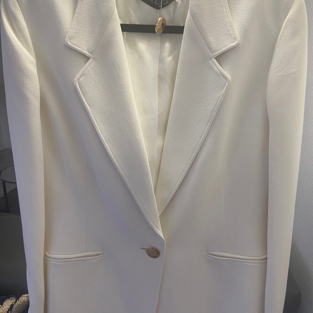 GORGEOUS AND CLASSIC GENTLY WORN ANNE KLEIN WHITE BLAZER - SIZE 12P